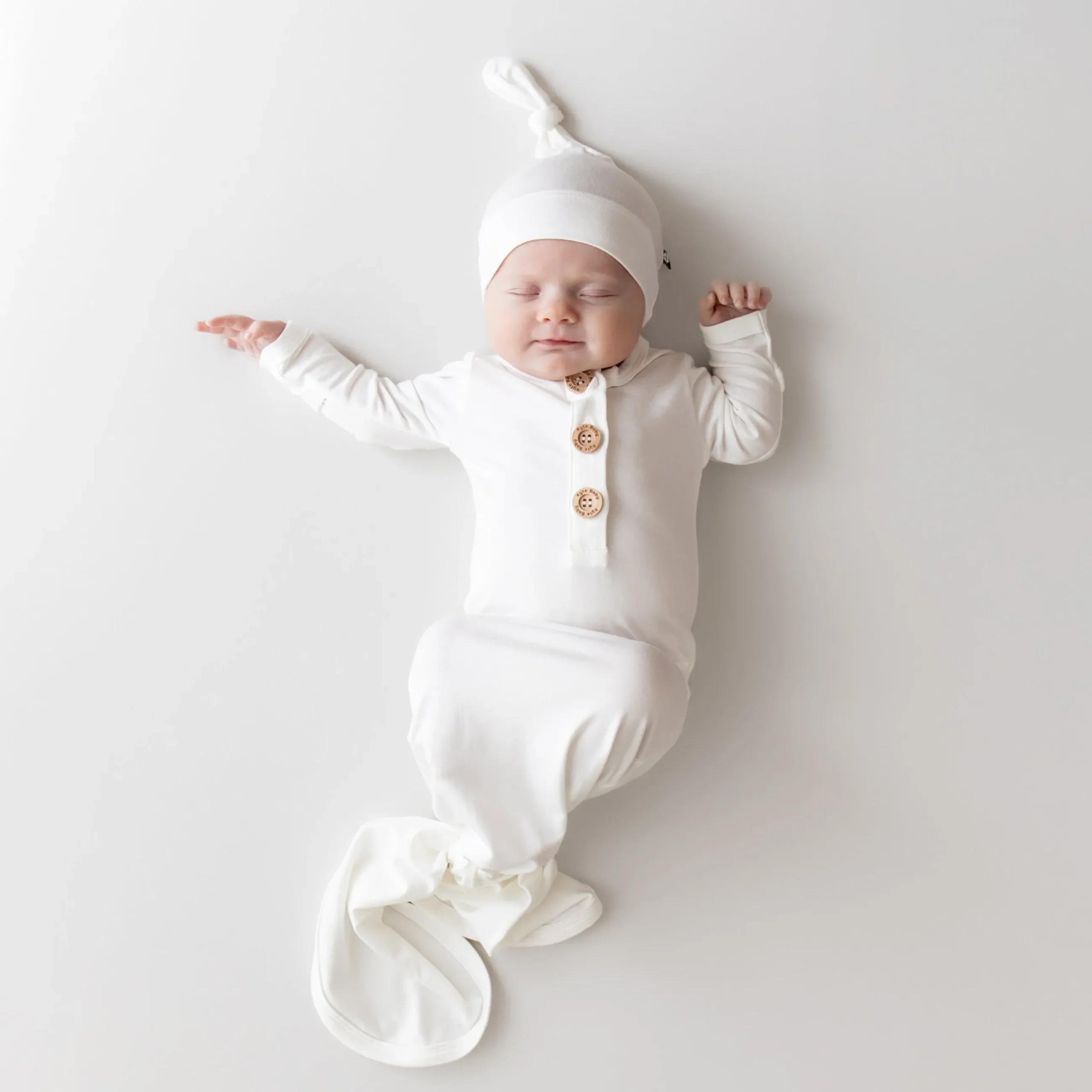 Kyte Baby Knotted Gown with Hat Set in Cloud
